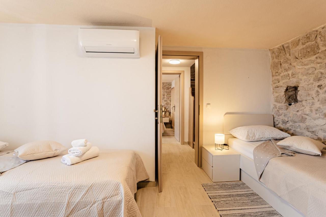 Patakun Holiday Home For 5, With Heated Pool Lecevica Εξωτερικό φωτογραφία