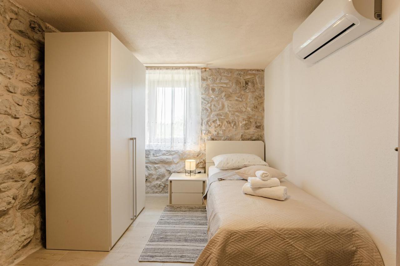 Patakun Holiday Home For 5, With Heated Pool Lecevica Εξωτερικό φωτογραφία